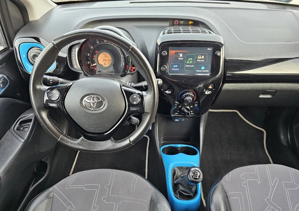 Toyota Aygo cena 39900 przebieg: 89000, rok produkcji 2018 z Darłowo małe 137